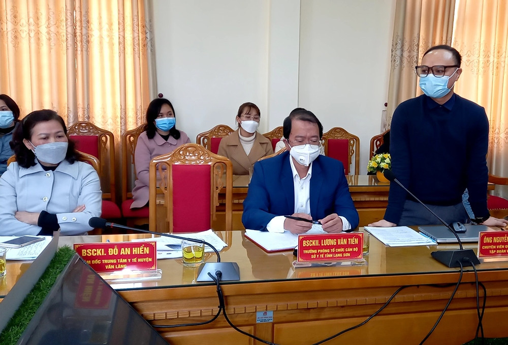  Đại diện Quỹ Thiện Tâm của Tập đoàn Vingroup phát biểu tại buổi làm việc