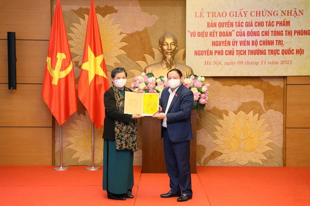  Bộ trưởng Bộ Văn hóa - Thể thao và Du lịch Nguyễn Văn Hùng trao Giấy chứng nhận bản quyền tác giả cho tác phẩm “Vũ điệu kết đoàn” của nguyên Phó Chủ tịch Thường trực Quốc hội Tòng Thị Phóng (Ảnh: Thế Công)