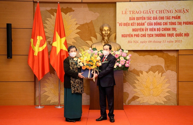 Ủy viên Bộ Chính trị, Phó Chủ tịch Thường trực Quốc hội Trần Thanh Mẫn tặng hoa chúc mừng nguyên Phó Chủ tịch Thường trực Quốc hội Tòng Thị Phóng (Ảnh: Thế Công)