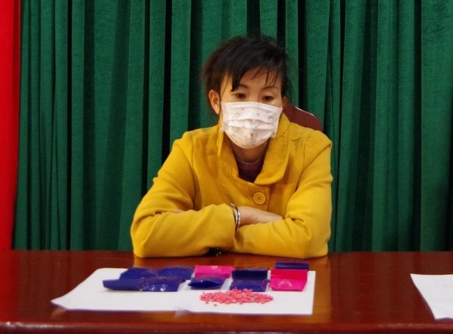 Đối tượng Lò Thị Hà và tang vật vụ án bị bắt giữ Đối tượng Lò Thị Hà và tang vật vụ án bị bắt giữ