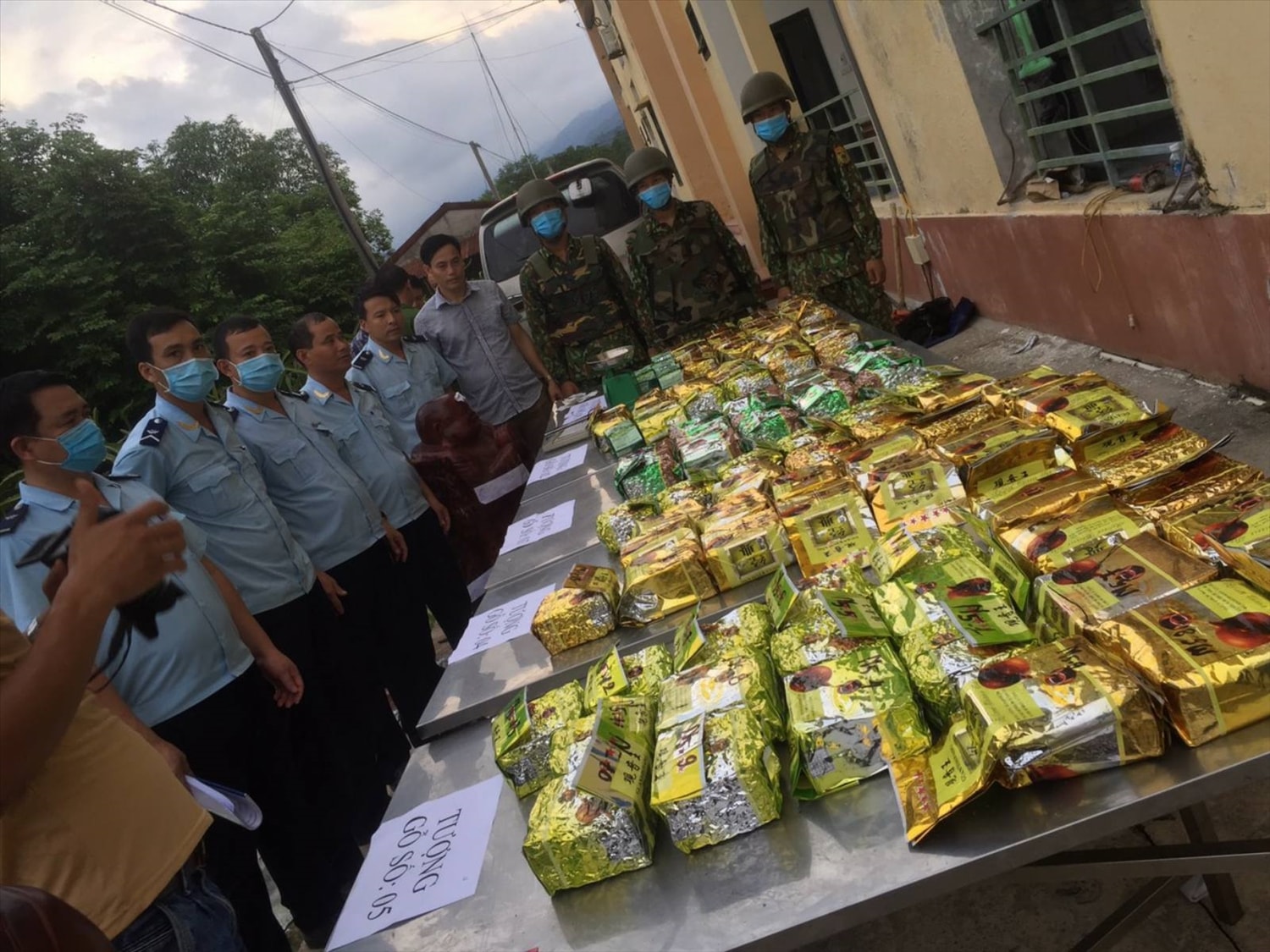 Các loại ma túy được ngụy trang trong những gói quà để làm quà biếu đã được cơ quan chức năng bắt giữ.