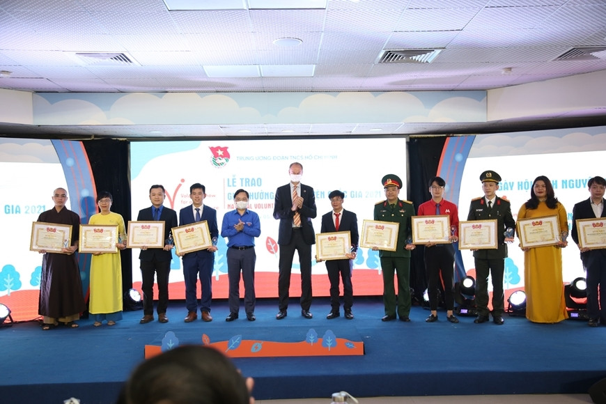 Giải thưởng Tình nguyện Quốc gia năm 2021 được trao tặng 10 tập thể có thành tích xuất sắc tiêu biểu. 