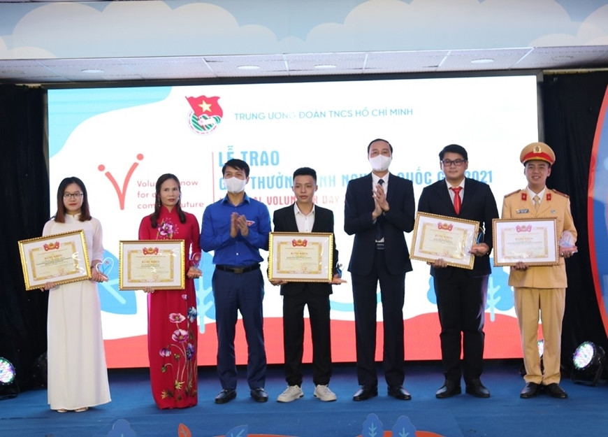 Các cá nhân có thành tích xuất sắc nhận Giải thưởng Tình nguyện Quốc gia năm 2021. 