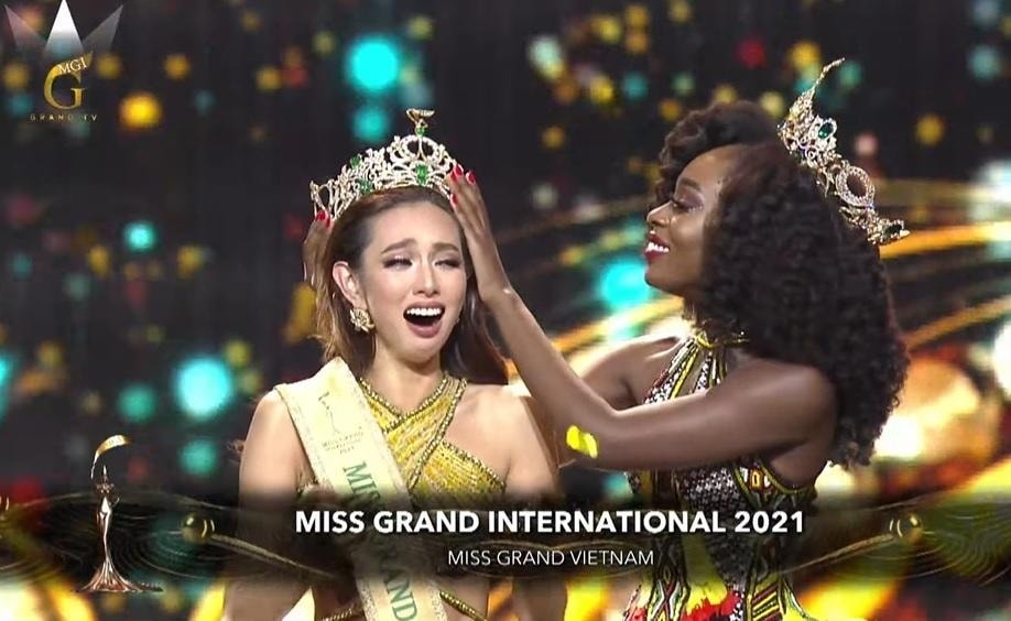 Giây phút đăng quang xúc động của Thùy Tiên. Giây phút đăng quang xúc động của Thùy Tiên.