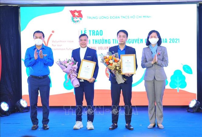 Ban Tổ chức trao Giấy chứng nhận của Ban Bí thư Trung ương Đoàn cho 2 giải tập thể và cá nhân được cộng đồng bình chọn nhiều nhất. Ảnh: Minh Đức/TTXVN