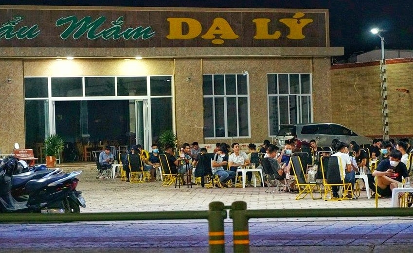 Vẫn còn một bộ phận người dân tụ tập ăn nhậu, lơ là phòng dịch Vẫn còn một bộ phận người dân tụ tập ăn nhậu, lơ là phòng dịch