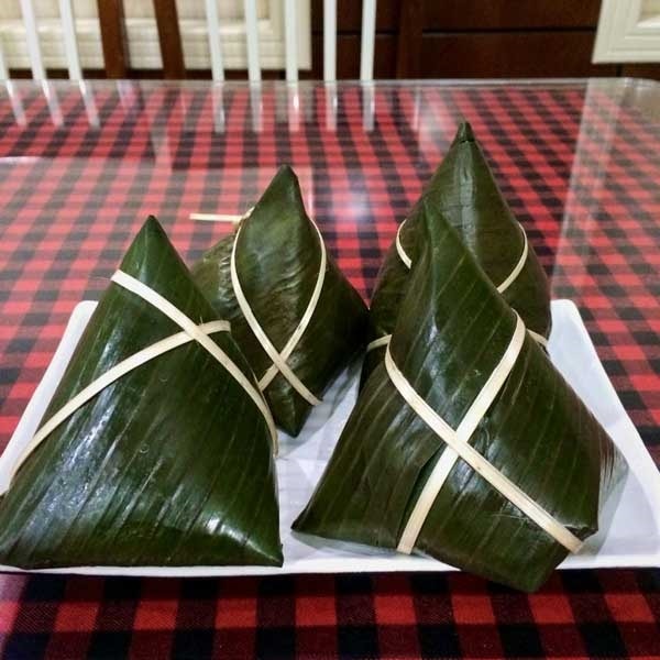 Bánh giò được gói trong lá chuối tươi