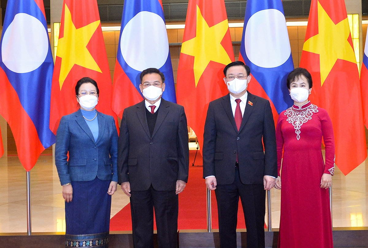 Chủ tịch Quốc hội Vương Đình Huệ và Phu nhân đón Chủ tịch Quốc hội nước Cộng hòa Dân chủ Nhân dân Lào Saysomphone Phomvihane và Phu nhân. Chủ tịch Quốc hội Vương Đình Huệ và Phu nhân đón Chủ tịch Quốc hội nước Cộng hòa Dân chủ Nhân dân Lào Saysomphone Phomvihane và Phu nhân.