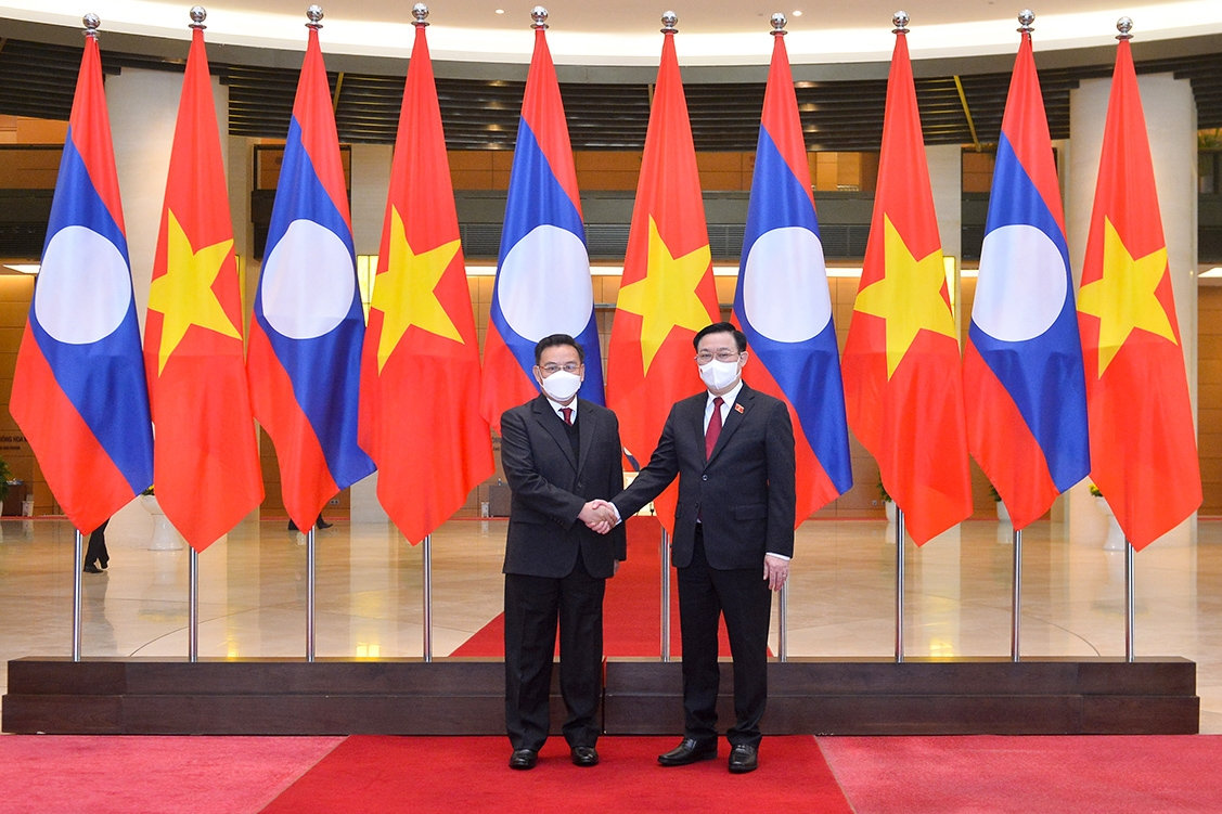Chủ tịch Quốc hội Vương Đình Huệ đón Chủ tịch Quốc hội nước Cộng hòa Dân chủ Nhân dân Lào Xaysomphone Phomvihane