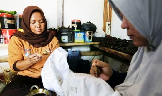 Thợ thủ công đang vẽ họa tiết Batik lên tấm vải trắng tại làng Klaces, tỉnh Trung Java, Indonesia