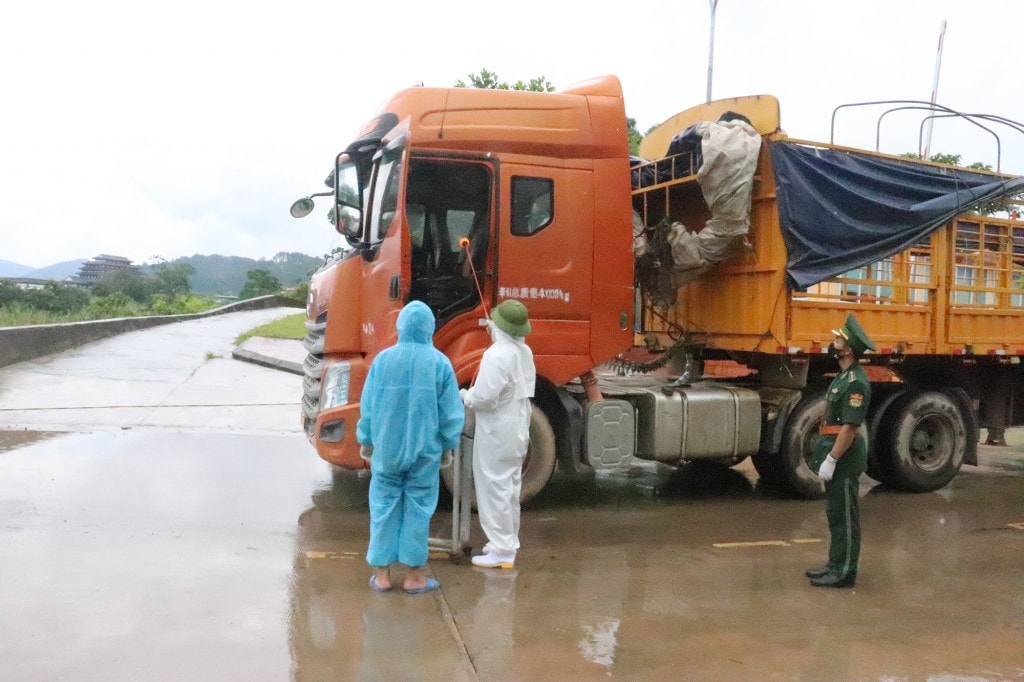 Mọi xe và lái xe đến các bến tập trung đều phải được khử trùng và xét nghiệm Covid-19 trước khi đưa vào bãi chính làm thủ tục xuất khẩu Mọi xe và lái xe đến các bến tập trung đều phải được khử trùng và xét nghiệm Covid-19 trước khi đưa vào bãi chính làm thủ tục xuất khẩu