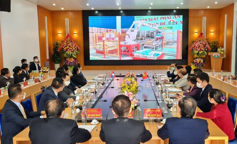 Các đại biểu nghe giới thiệu về hoạt động của Tập đoàn Quế Lâm