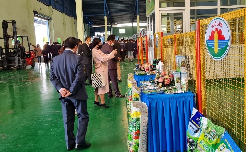  Đoàn tham quan Nhà máy sản xuất phân bón hữu cơ vi sinh