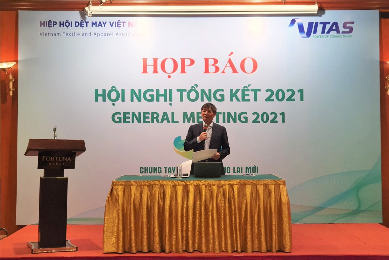 Ông Trương Văn Cẩm, Phó Chủ tịch thường trực, Kiêm Tổng Thư ký Hiệp hội Dệt may Việt Nam (Vitas) thông tin tại buổi họp báo. Ông Trương Văn Cẩm, Phó Chủ tịch thường trực, Kiêm Tổng Thư ký Hiệp hội Dệt may Việt Nam (Vitas) thông tin tại buổi họp báo.