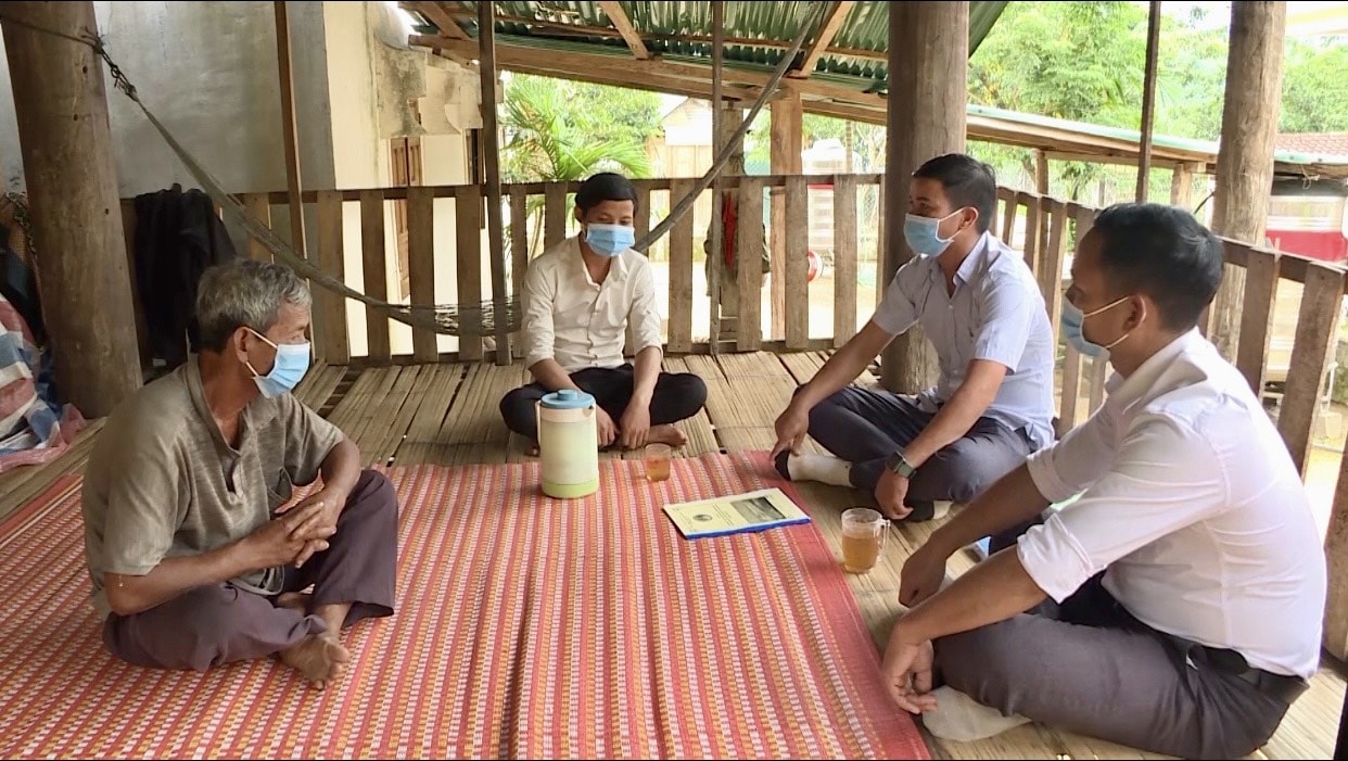 Cán bộ tư pháp xã Sơn Liên, huyện miền núi Sơn Tây, tỉnh Quảng Ngãi tuyên truyền giảm thiểu tảo hôn