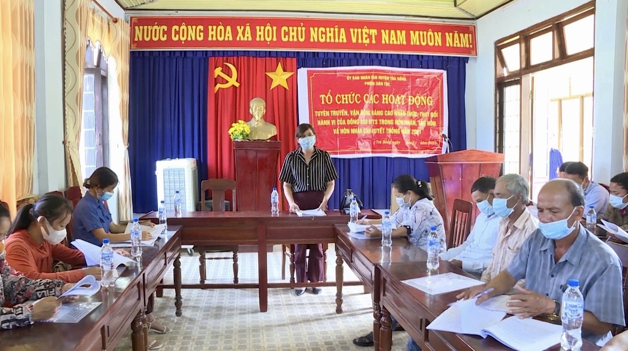 Trang bị kiến thức về Giảm thiểu tảo hôn và hôn nhân cận huyết thống cho cán bộ cơ sở, lực lượng Người có uy tín ở huyện miền núi Trà Bồng