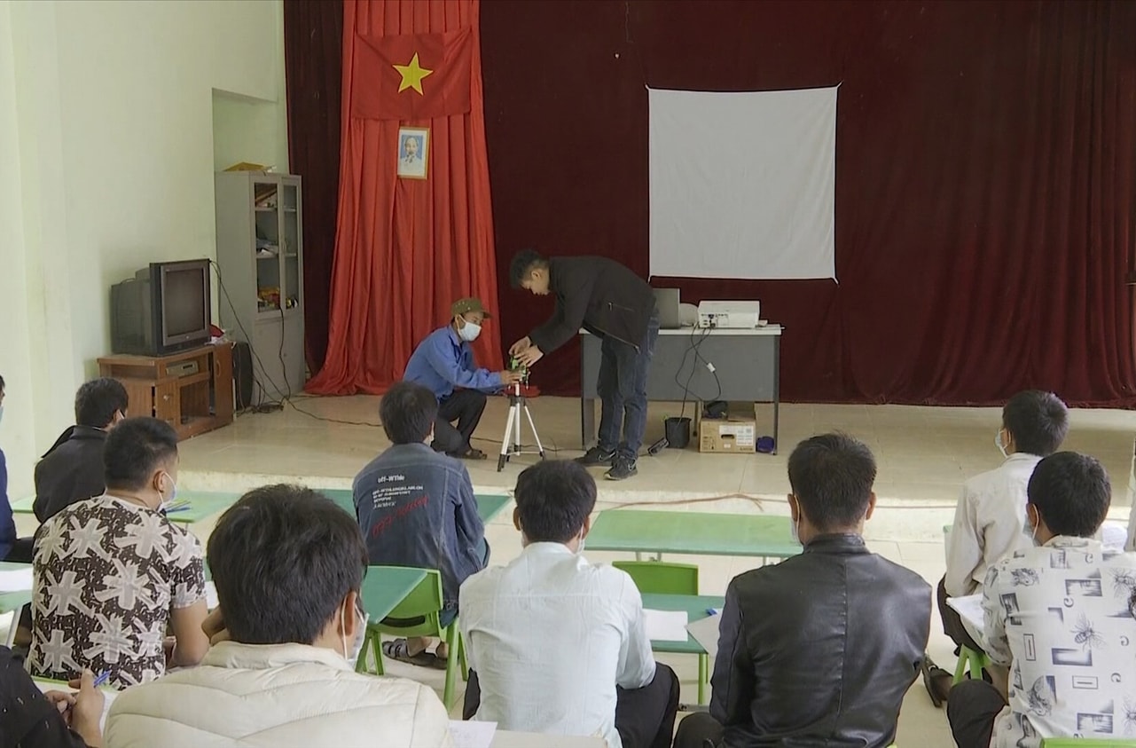 Các địa phương trong tỉnh Lào Cai đã và đang tăng cường mở các lớp dạy nghề cho người lao đông trở về từ vùng dịch