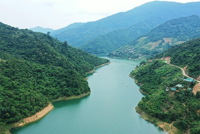 Bản Xốp Cháo như là “ốc đảo” trong vùng Hồ thủy điện Bản Vẽ, có 109 hộ dân thì 104 nhà là hộ nghèo