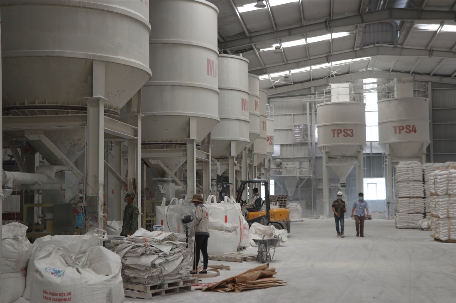 Nhiều doanh nghiệp, nhà máy đang được hưởng chính sách giảm lãi suất của các ngân hàng