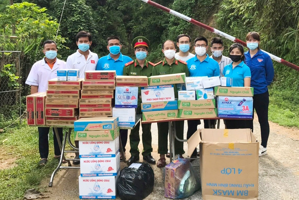 Lô Khánh Khang và CLB trao quà hỗ trợ các chốt kiểm soát Coovid-19 ở Kỳ Sơn Lô Khánh Khang và CLB trao quà hỗ trợ các chốt kiểm soát Coovid-19 ở Kỳ Sơn