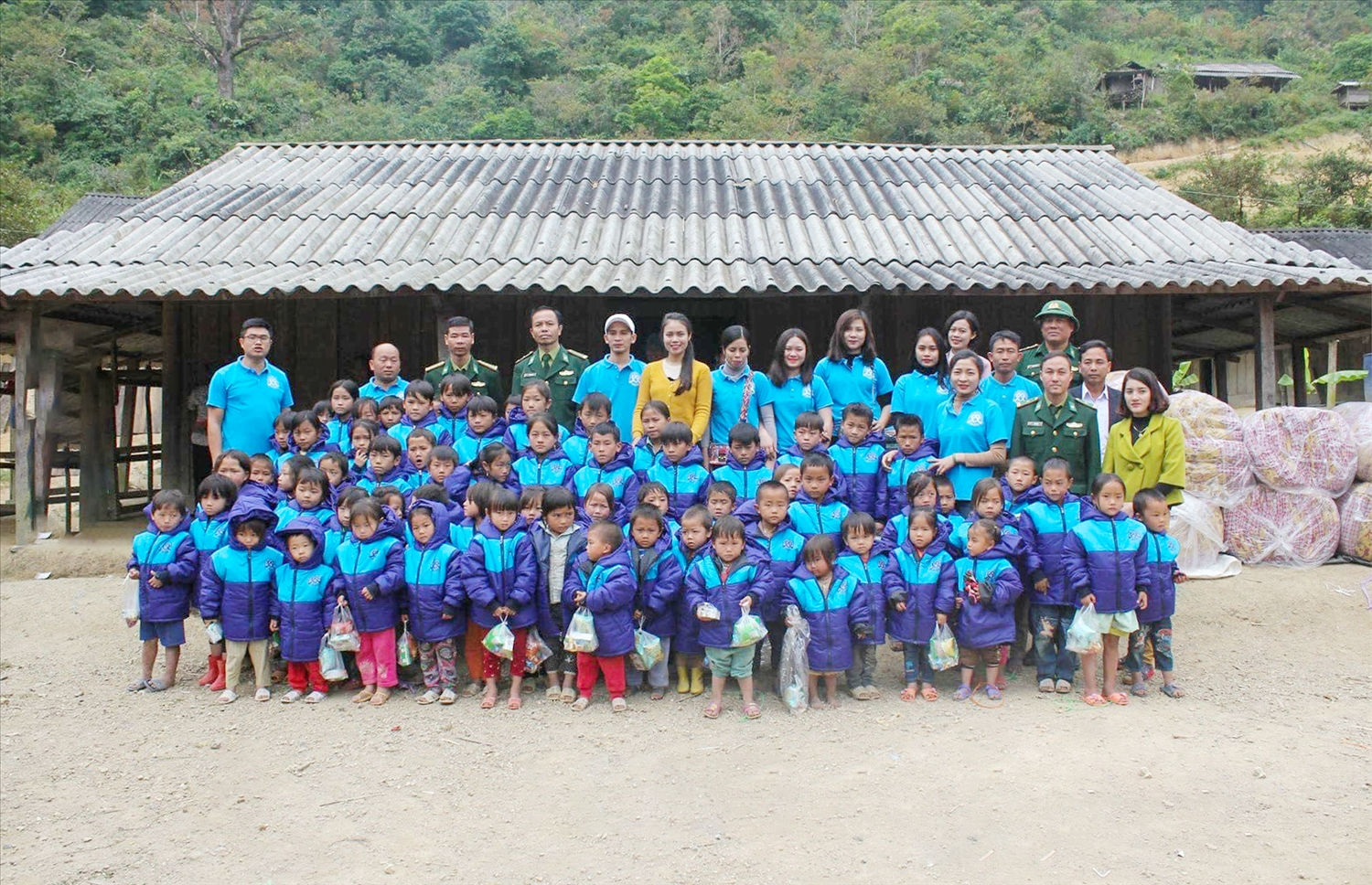 Lô Khánh Khang và CLB trao tặng áo ấm cho học sinh xã Keng Đu (Kỳ Sơn) Lô Khánh Khang và CLB trao tặng áo ấm cho học sinh xã Keng Đu (Kỳ Sơn)
