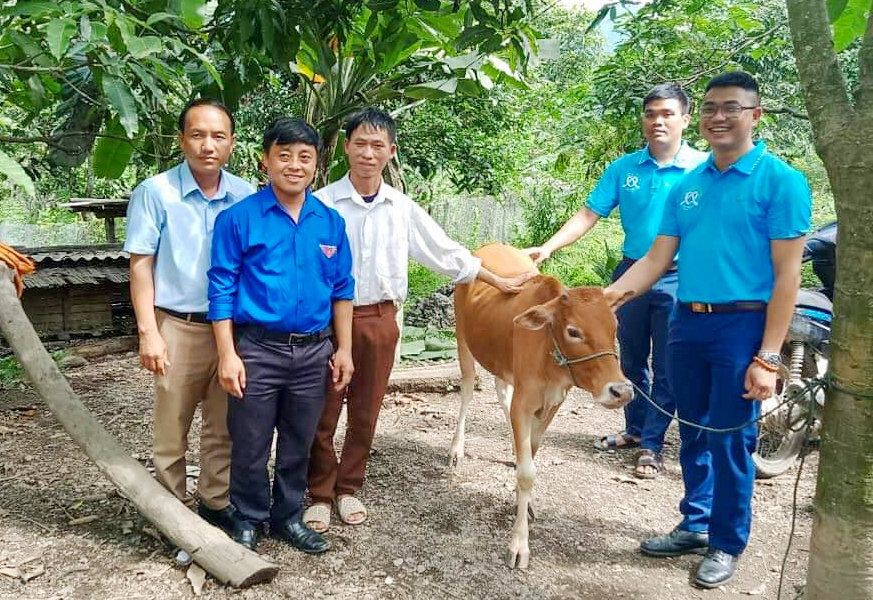 CLB thiện nguyện Kỳ Sơn hỗ trợ trao giống vật nuôi cho hộ nghèo tại huyện xã Mường Lống (Kỳ Sơn) năm 2019 CLB thiện nguyện Kỳ Sơn hỗ trợ trao giống vật nuôi cho hộ nghèo tại huyện xã Mường Lống (Kỳ Sơn) năm 2019