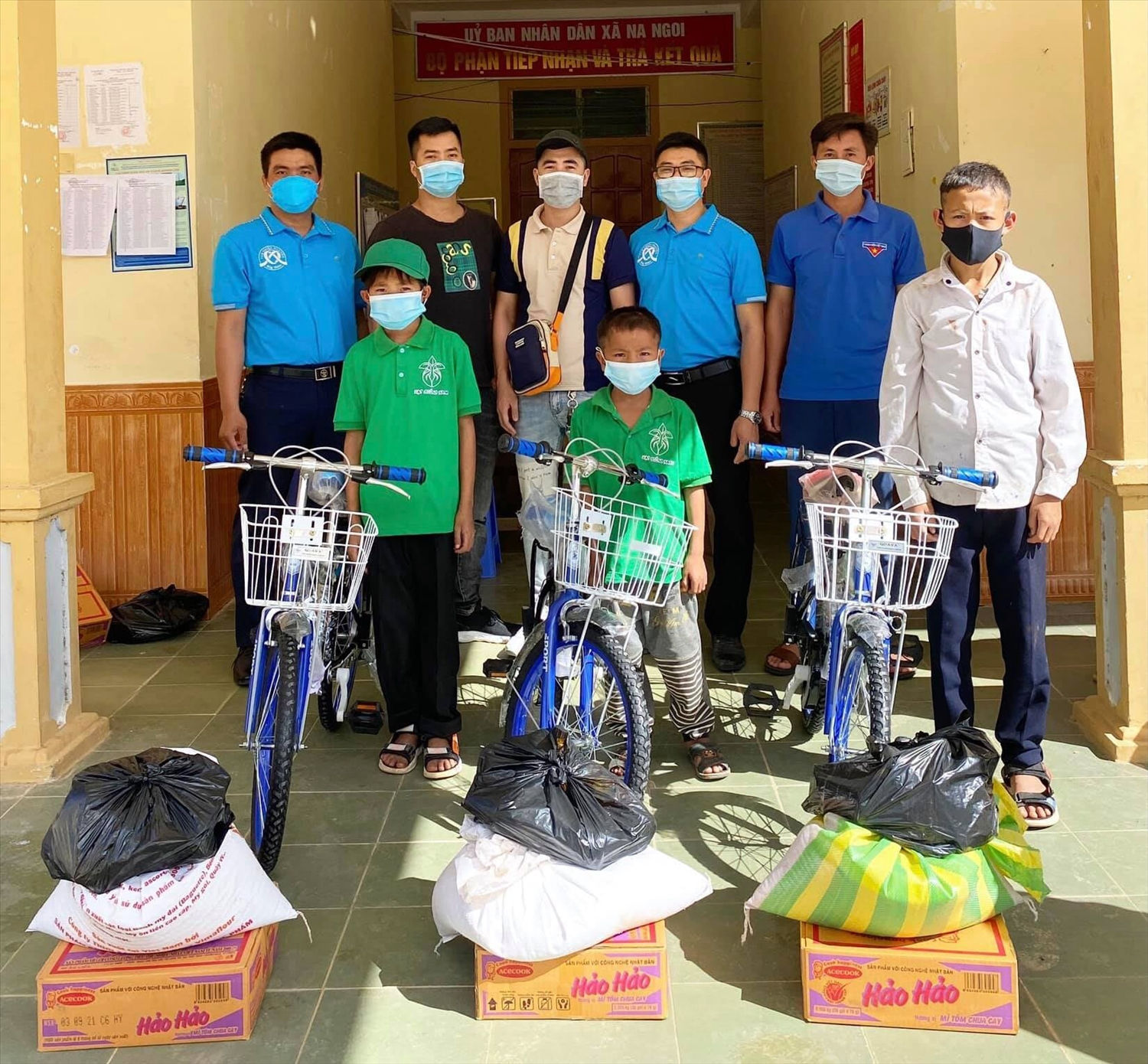 CLB thiện nguyện Kỳ Sơn trao xe đạp cho học sinh trong chương trình Tiếp sức đến trường CLB thiện nguyện Kỳ Sơn trao xe đạp cho học sinh trong chương trình Tiếp sức đến trường