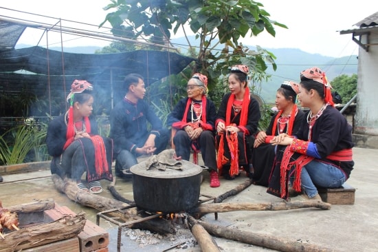 Nghệ nhân Triệu Thị Xinh (thứ 3 từ trái sang) truyền dạy hát đối đáp cho thế hệ trẻ trong làng Nghệ nhân Triệu Thị Xinh (thứ 3 từ trái sang) truyền dạy hát đối đáp cho thế hệ trẻ trong làng