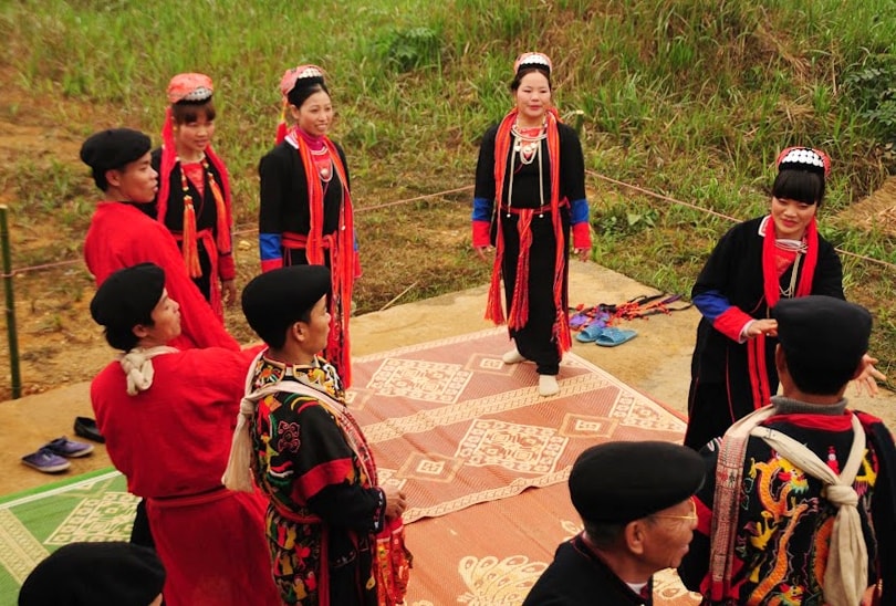 Các chàng trai, cô gái người Dao Thanh Y hát giao duyên Các chàng trai, cô gái người Dao Thanh Y hát giao duyên