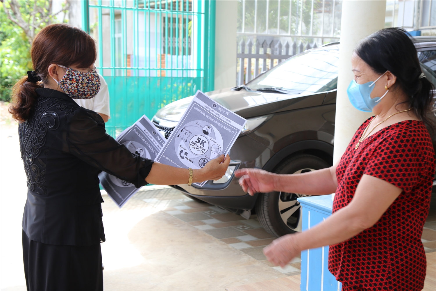 Cán bộ thôn, buôn, tổ dân phố đến từng nhà dân tuyên truyền về các biện pháp  phòng chống dịch Covid-19