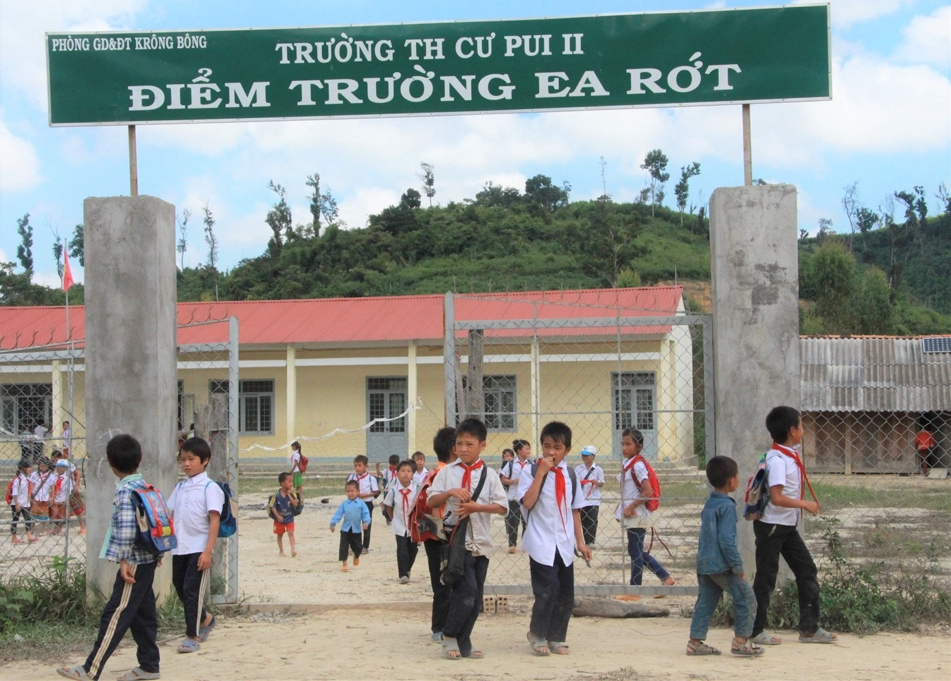 Được quan tâm đầu tư trường học, trẻ em dân tộc Mông, thôn Ea Rớt, xã Cư Pui Được quan tâm đầu tư trường học, trẻ em đồng bào Mông, thôn Ea Rớt, xã Cư Pui tung tăng đi học