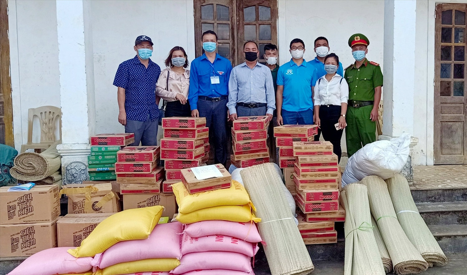 CLB thiện nguyện Kỳ Sơn trao lương thực, nhu yếu phẩm cho các khu cách ly tập trung của huyện CLB thiện nguyện Kỳ Sơn trao lương thực, nhu yếu phẩm cho các khu cách ly tập trung của huyện