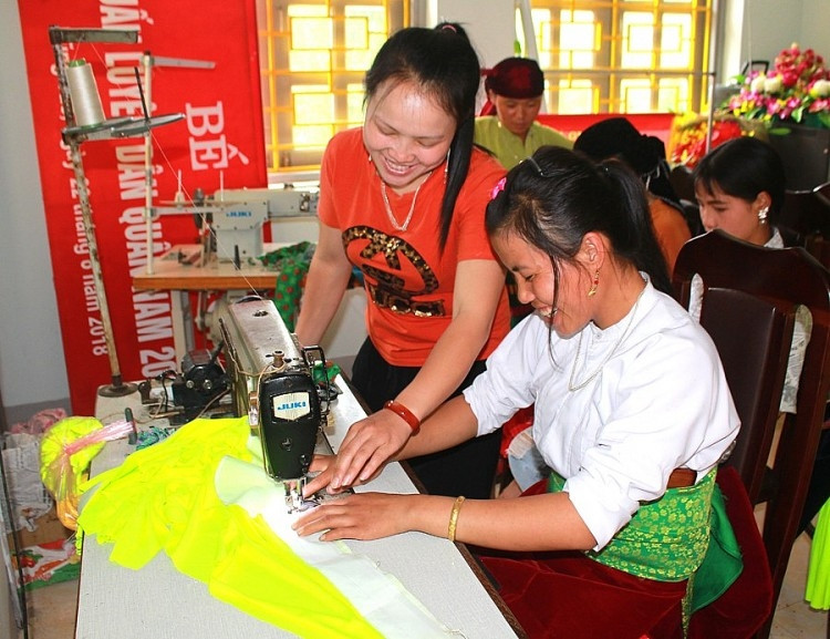 Đào tạo nghề giúp phụ nữ DTTS tăng cơ hội tiếp cận với nguồn lực kinh tế, thị trường lao động. (Ảnh minh họa)