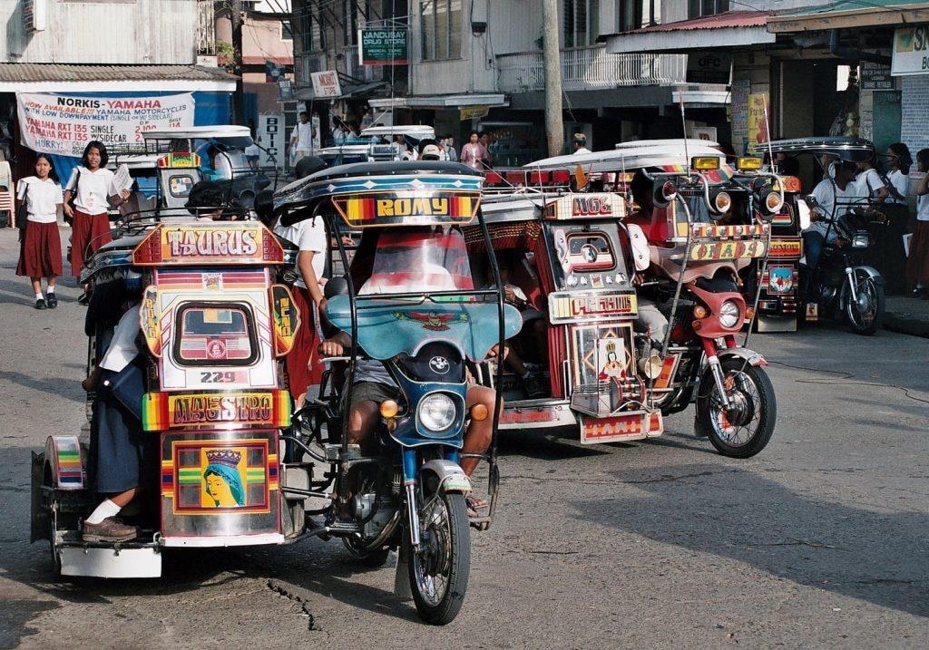 Jeepney là loại hình phương tiện khá phổ biến và được yêu thích ở Philippines Jeepney là loại hình phương tiện khá phổ biến và được yêu thích ở Philippines