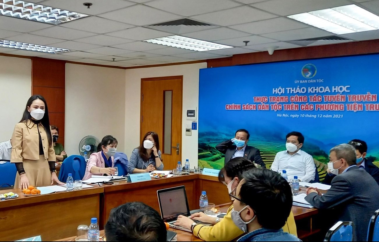 Bà Hoàng Thị Thanh, Phó Tổng Biên tập Báo Dân tộc và Phát triển phát biểu tại Hội thảo