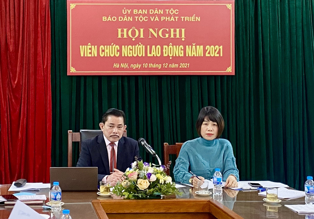 Bí thư Chi bộ, Tổng Biên tập Lê Công Bình và Chủ tịch Công đoàn Báo Dân tộc và Phát triển Chu Thị Phương đồng chủ trì Hội nghị