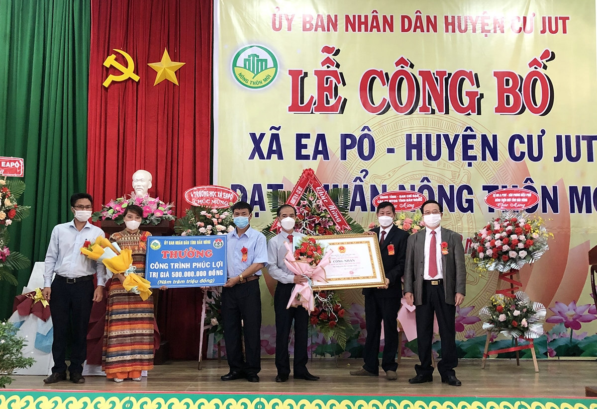 Lễ trao Bằng công nhận xã Ea Pô đạt chuẩn NTM Lễ trao Bằng công nhận xã Ea Pô đạt chuẩn NTM