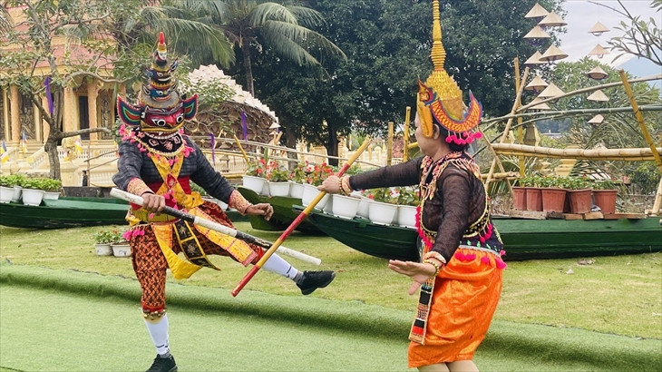 Nghệ nhân Lâm Thị Hương và gia đình biểu diễn kịch múa Rô băm đánh chằn tinh tại Làng Văn hóa, Du lịch các dân tộc Việt Nam (tháng 11-2021). Ảnh: TTH