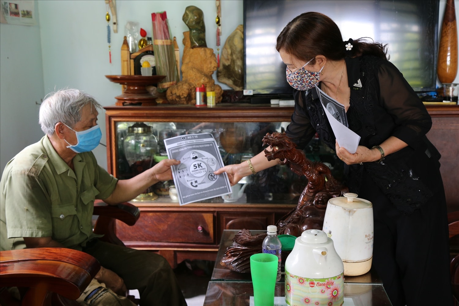 Cán bộ cơ sở đến từng nhà dân tuyên truyền Cán bộ cơ sở đến từng nhà dân tuyên truyền về phòng chống Covid-19