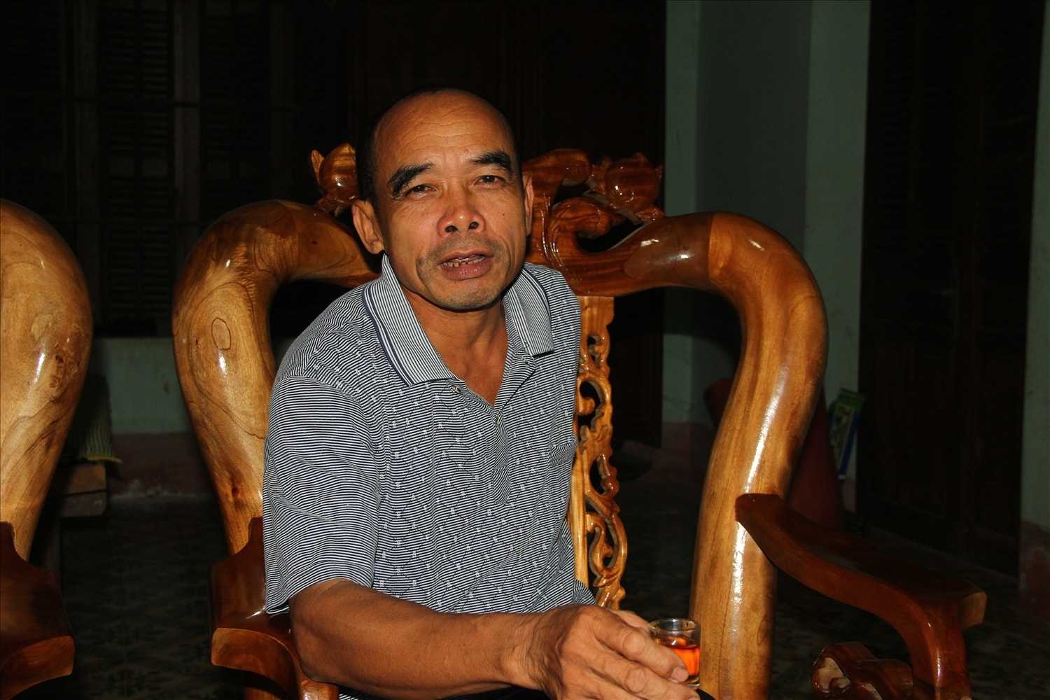 Ông Kim Văn Phong đang kể chuyện đá đỏ 