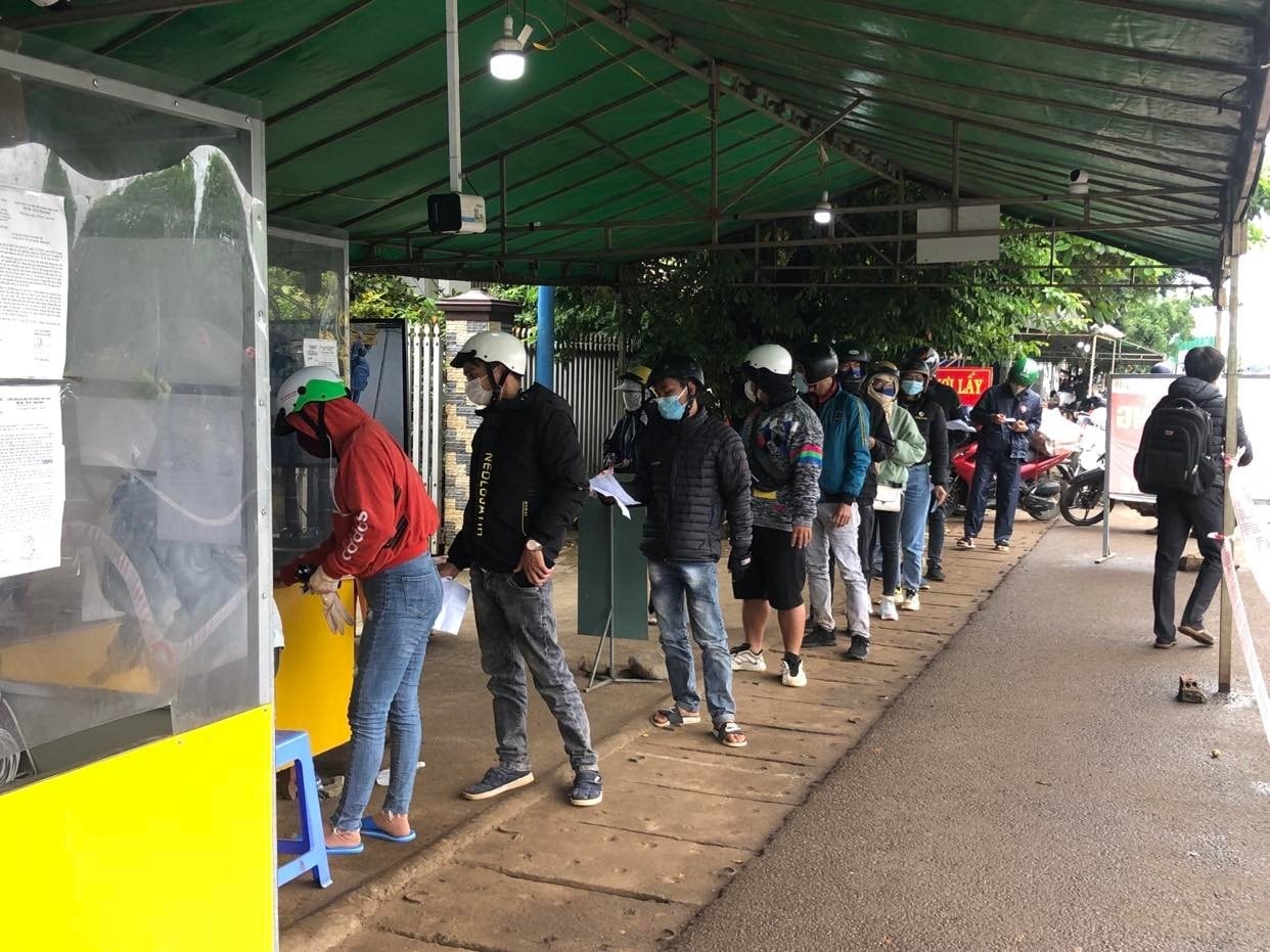 Người lao động đến đăng ký làm thủ tục với mong muốn nhanh chóng được quay trở lại phía Nam làm việc