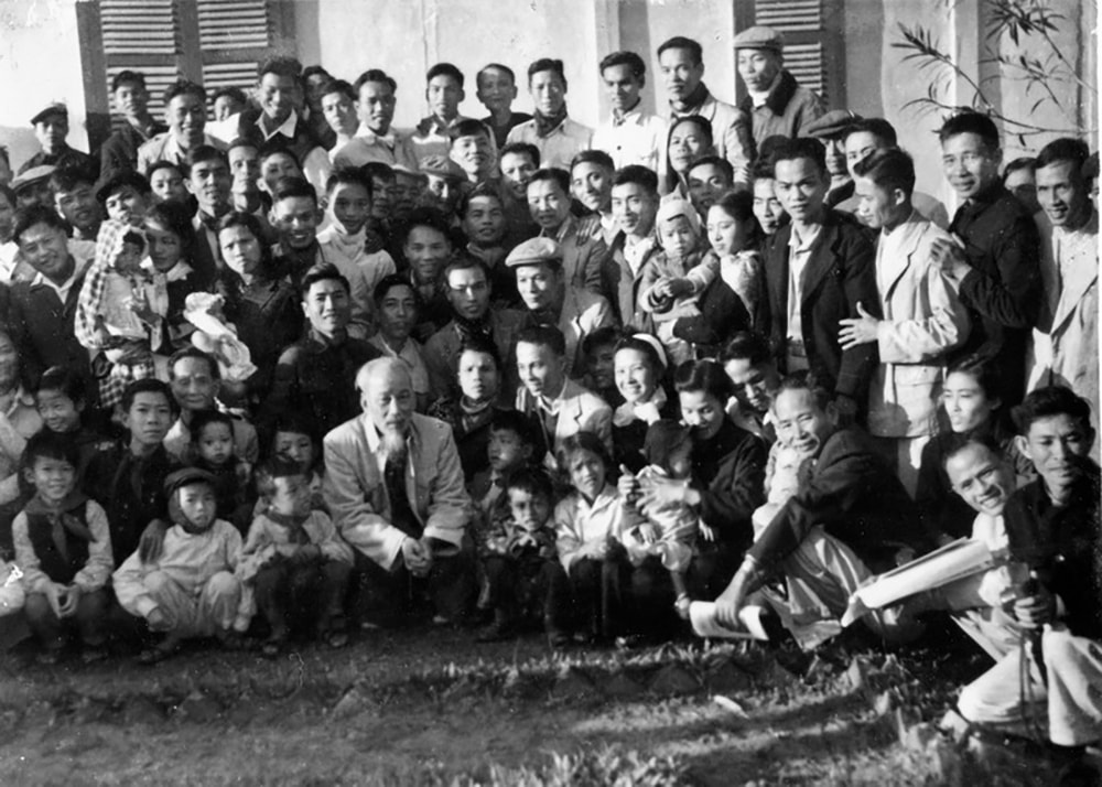 Bác Hồ chụp ảnh với cán bộ, công nhân viên và con em nhân viên cơ quan tỉnh ủy Nghệ An năm 1961 Bác Hồ chụp ảnh với cán bộ, công nhân viên và con em nhân viên cơ quan tỉnh ủy Nghệ An năm 1961