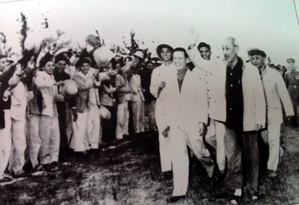 Người dân Nghệ An chào đón Bác về thăm quê lần thứ 2 năm 1961 Người dân Nghệ An chào đón Bác về thăm quê lần thứ 2 năm 1961