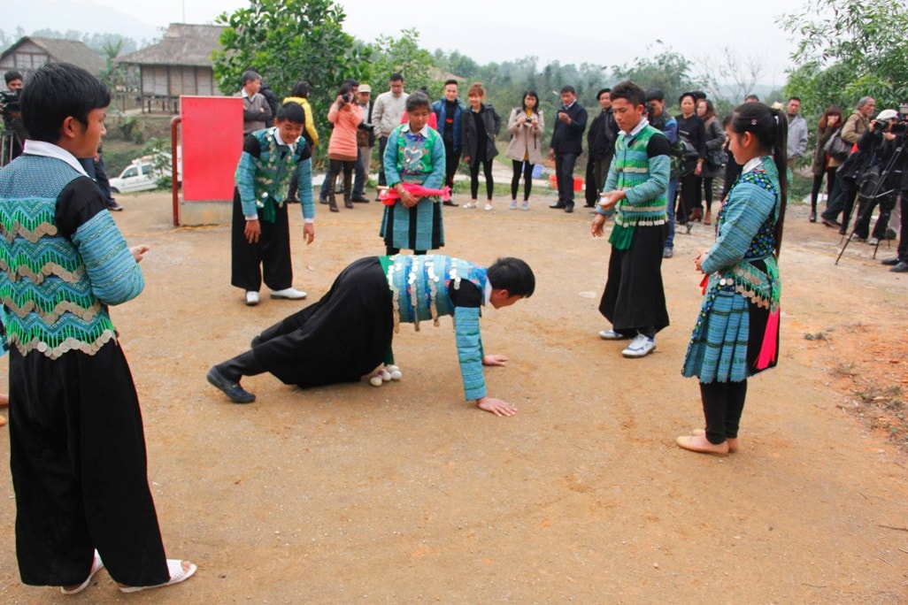 Người giữ trứng luôn ở thế hai tay chống xuống đất, hai chân choài phía sau trong vòng tròn 2 m, bụng úp để bảo vệ ổ trứng