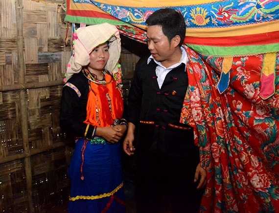 Các cô gái Si La chuẩn bị kết hôn sẽ được người yêu tặng một chiếc khăn đội đầu Các cô gái Si La chuẩn bị kết hôn sẽ được người yêu tặng một chiếc khăn đội đầu