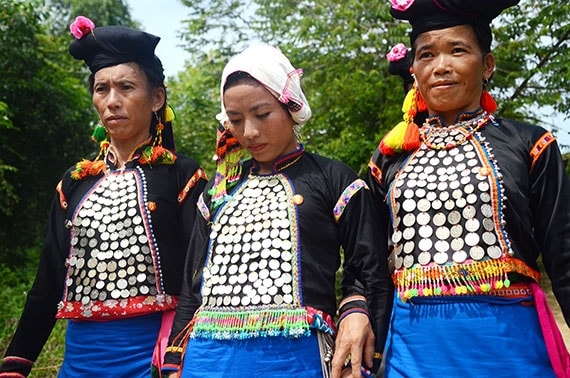Trên thân áo pi khồ của phụ nữ Si La được đính 72 đồng xu bạc thành 9 hàng ngang, giữa hàng xu bạc có trang trí các đường hoa văn kẻ bằng chỉ đỏ, thể hiện tín ngưỡng tâm linh của đồng bào. Trên thân áo pi khồ của phụ nữ Si La được đính 72 đồng xu bạc thành 9 hàng ngang, giữa hàng xu bạc có trang trí các đường hoa văn kẻ bằng chỉ đỏ, thể hiện tín ngưỡng tâm linh của đồng bào.