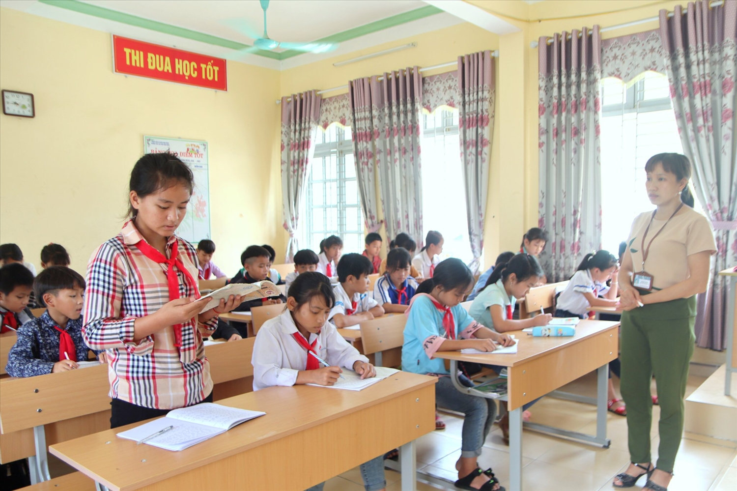 Các em học sinh sau khi nhập trường đã có sự tiến bộ trong học tập cũng như tự tin tham gia phát biểu xây dựng bài trên lớp Các em học sinh sau khi nhập trường đã có sự tiến bộ trong học tập cũng như tự tin tham gia phát biểu xây dựng bài trên lớp