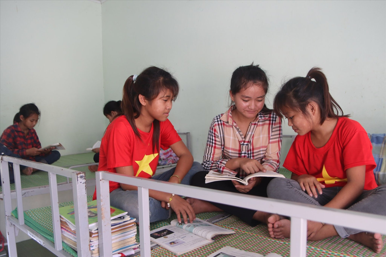 Sau những bỡ ngỡ của ngày đầu, các em học sinh dân tộc Mảng đã hòa nhập với bạn bè trong lớp, trong trường Sau những bỡ ngỡ của ngày đầu, các em học sinh dân tộc Mảng đã hòa nhập với bạn bè trong lớp, trong trường