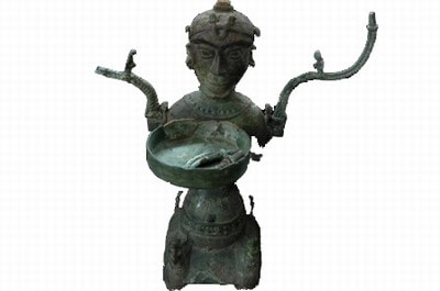 Tượng cây đèn hình người quỳ được côgn nhận là Bảo vật quốc gia năm Tượng cây đèn hình người quỳ được công nhận là Bảo vật quốc gia năm 2012