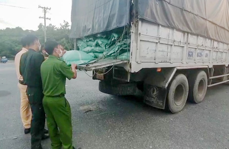 Tại thời điểm kiểm tra, 2 tài xế không xuất trình được hóa đơn chứng từ chứng minh nguồn gốc xuất xứ hàng hóa